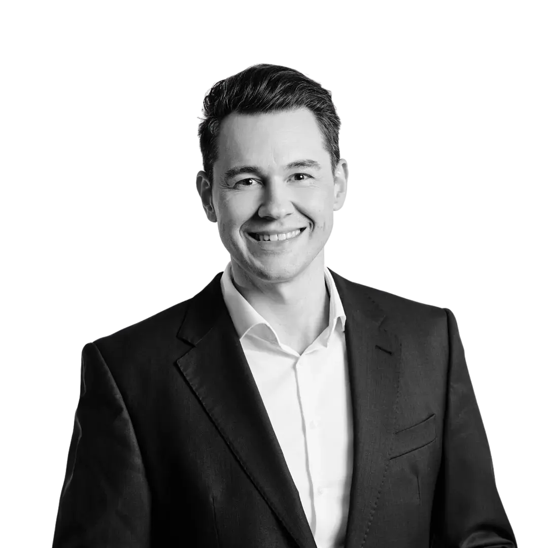 Schwarz-weiß-Portrait des sympatisch lächelnden Geschäftsführers Rafael Knopik