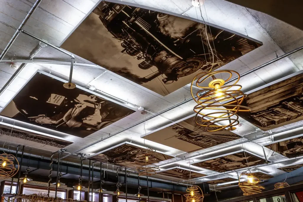 Wandgestaltung mit Akzentbeleuchtung an einer Restaurantdecke
