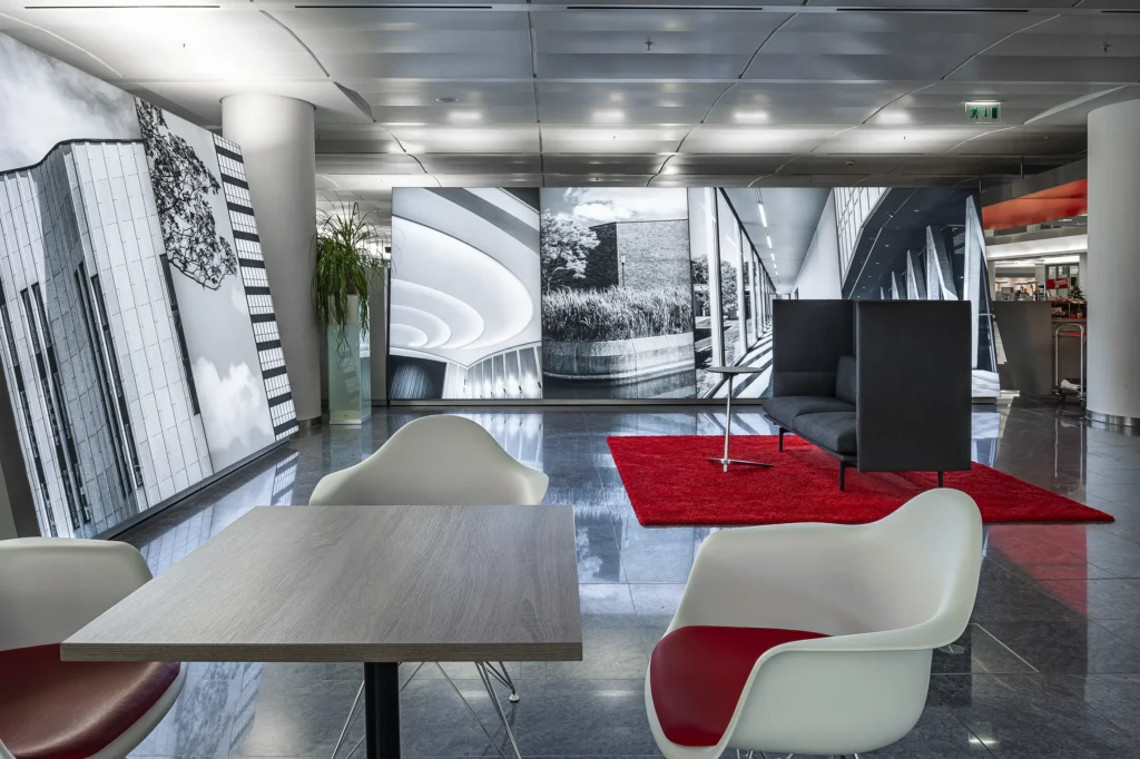 Nach hinten gekippte LED frames mit schwarzweiß-Motiven von Fotograf Christian Nielinger in der Zentrale der Sparkasse Essen