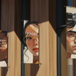 Banner mit Hohlsaum an der Fassade eines Museums