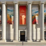 Banner mit Hohlsaum an der Fassade eines Museums