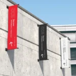 Banner mit Hohlsaum an der Fassade eines Gebäudes