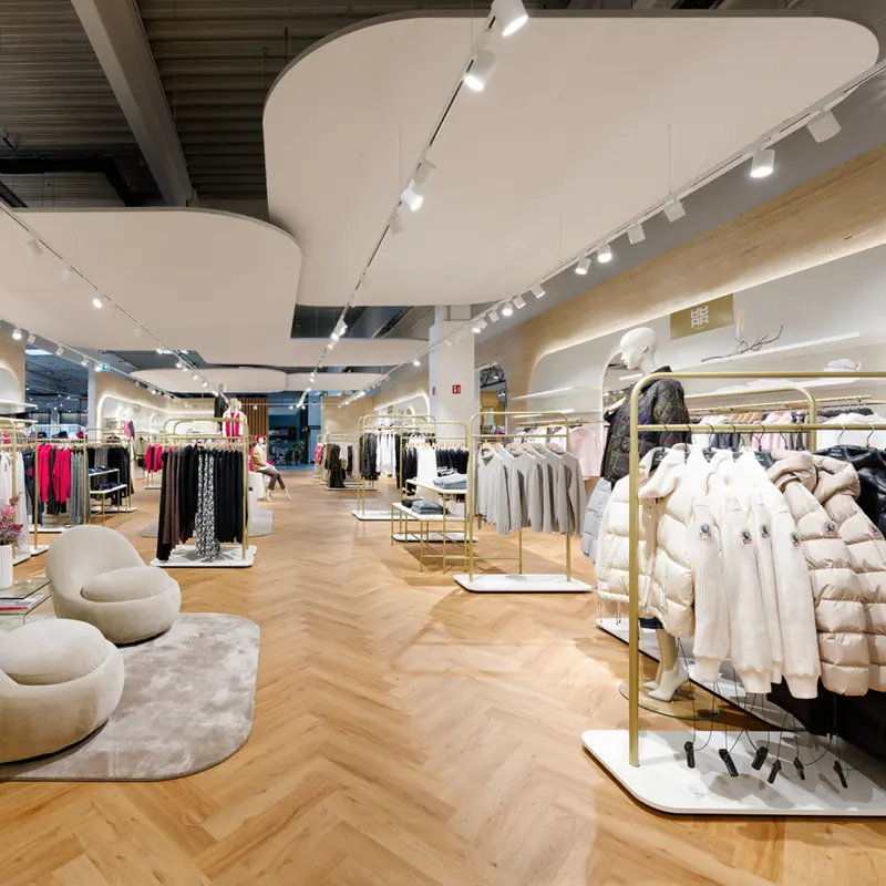 Individuell geformte Deckensegel mit Akustikwirkung in einem Bekleidungsgeschäft