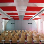Akustik Deckensegel in einem bestuhlten Saal