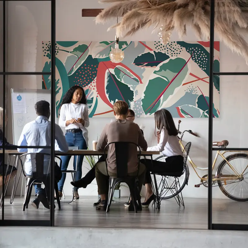Akustik Wandbild in einem Meetingraum mit grafischem Textildruck