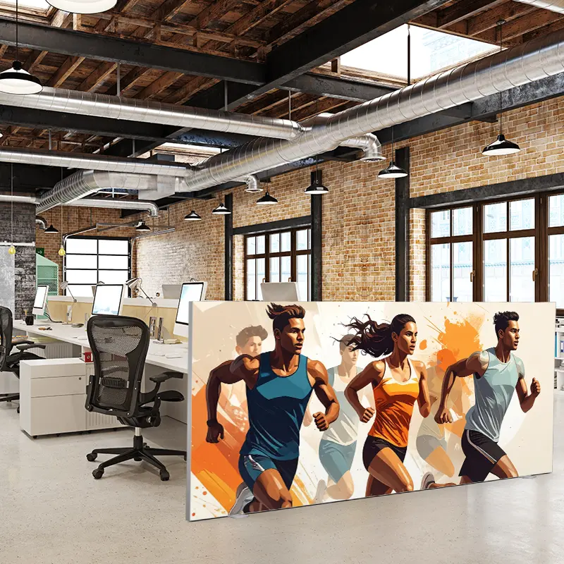 Textilspannrahmen als freistehender Raumtrenner am Kopfende von Schreibtischen in einem Großraumbüro