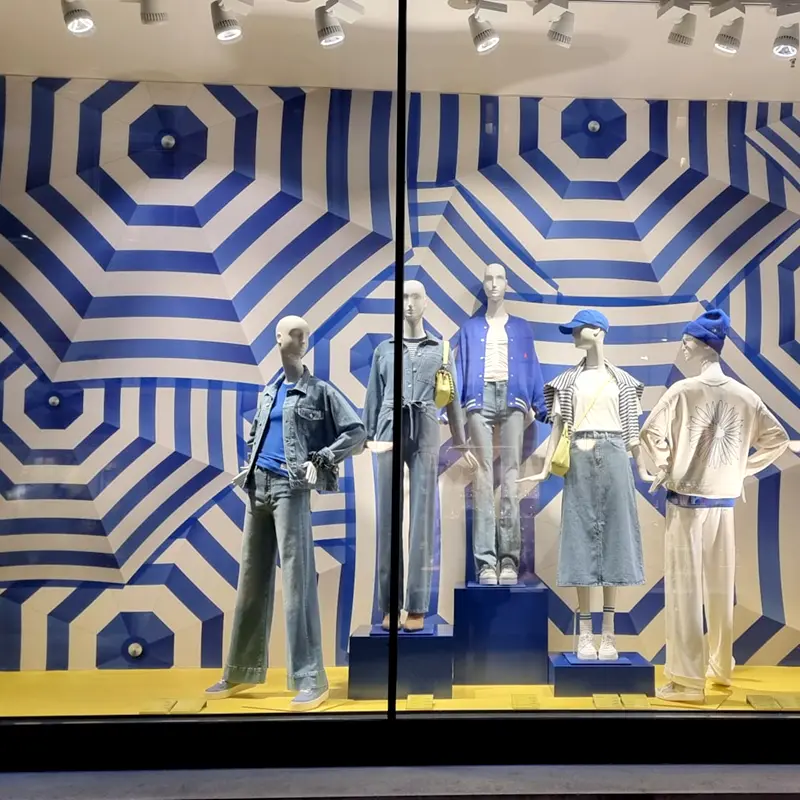 Vollflächiger Textildruck als Schaufensterrückwand in einem Bekleidungsgeschäft