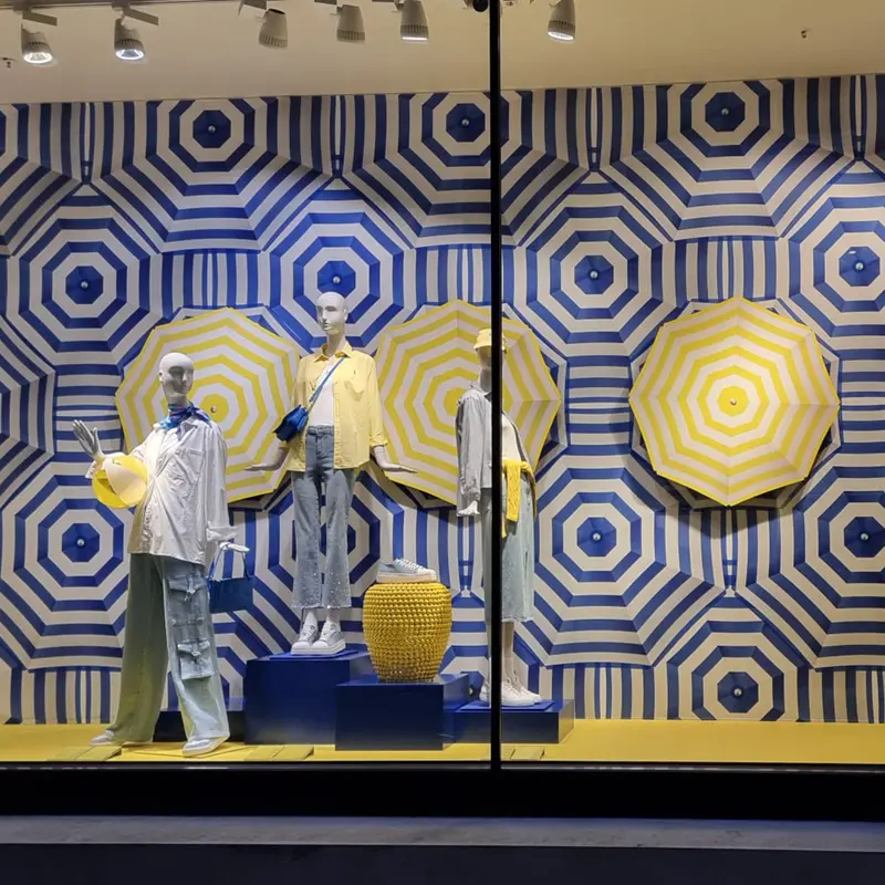 Vollflächiger Textildruck als Schaufensterrückwand in einem Bekleidungsgeschäft