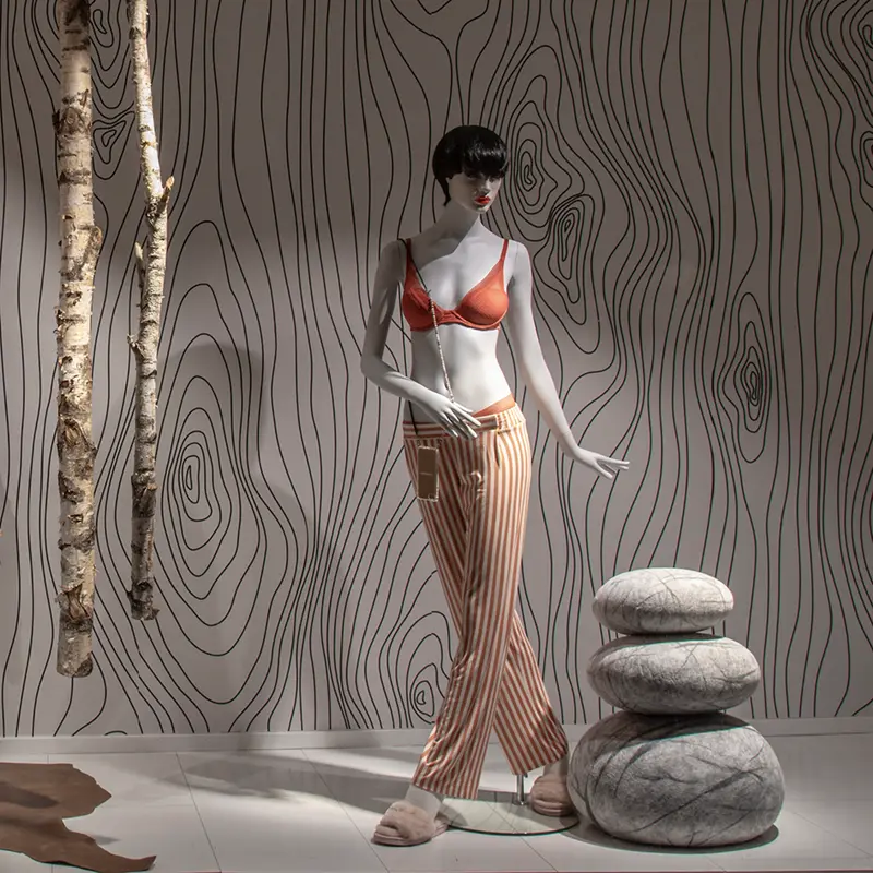 Vollflächiger Textildruck als Schaufensterrückwand in einem Bekleidungsgeschäft