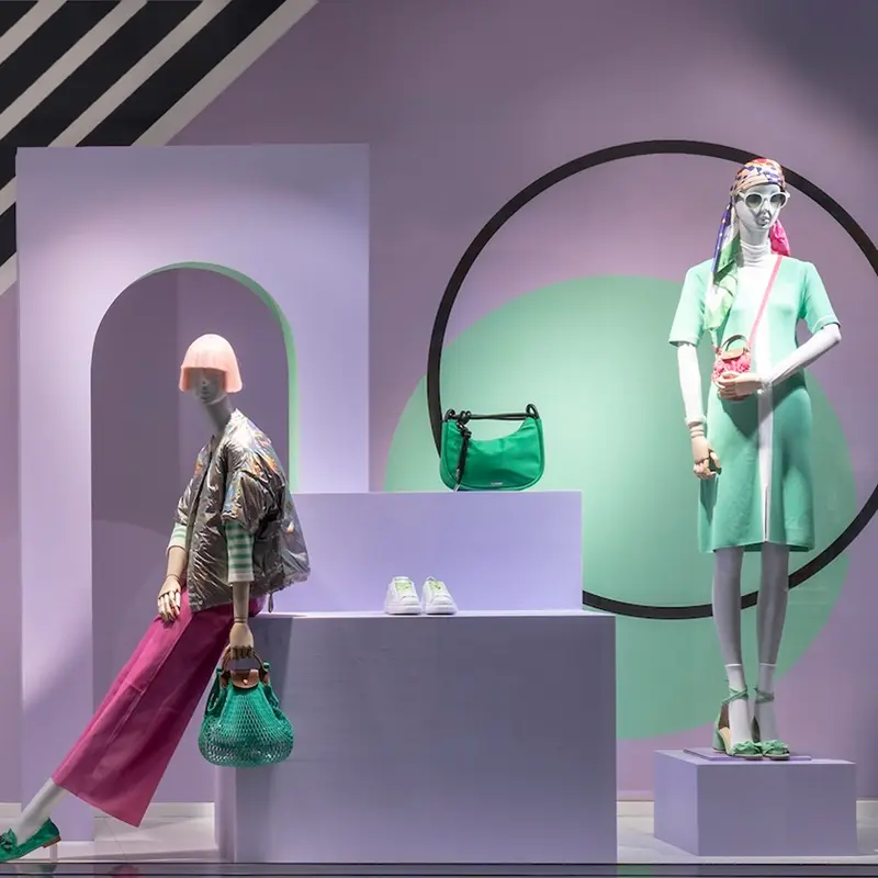 Vollflächiger Textildruck als Schaufensterrückwand in einem Bekleidungsgeschäft