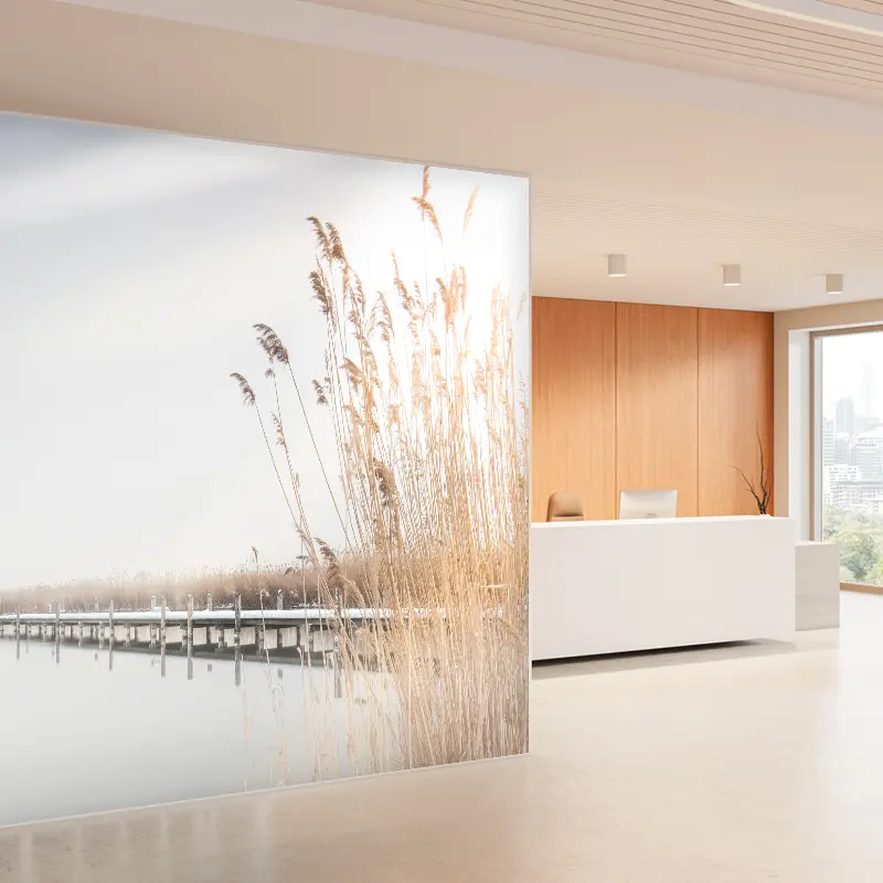 Feststehende Trennwand mit ruhigem Motiv als Textildruck in einem Empfangsbereich