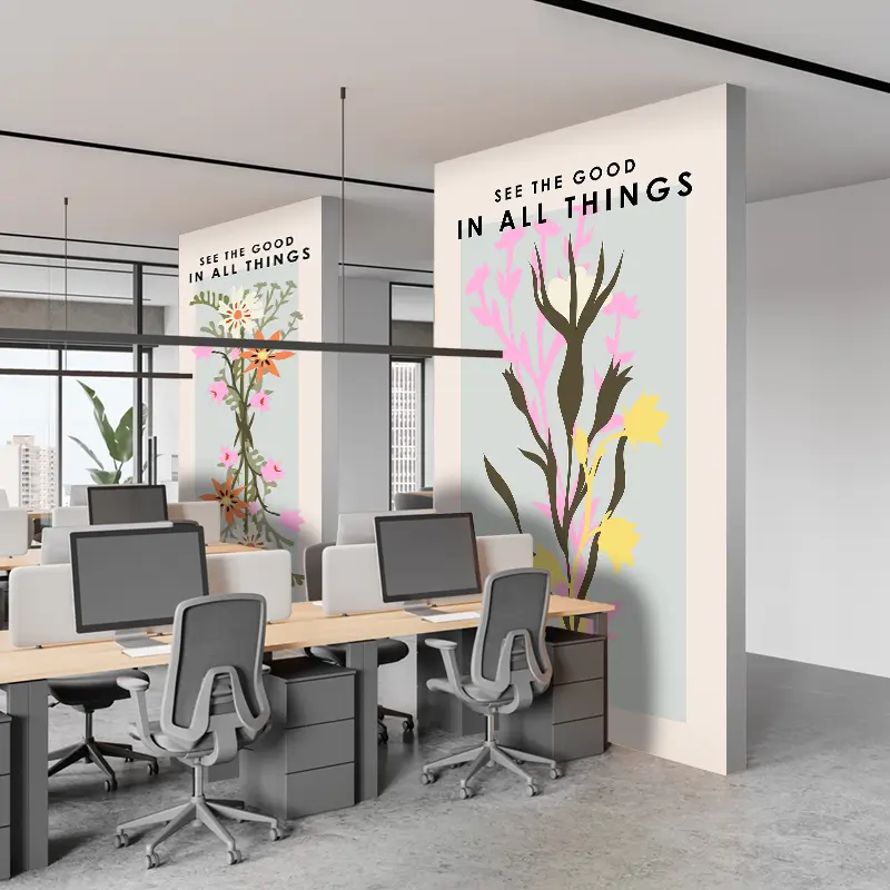 Trennwände mit Textildrucken als Kopfende von Schreibtischen in einem Büro