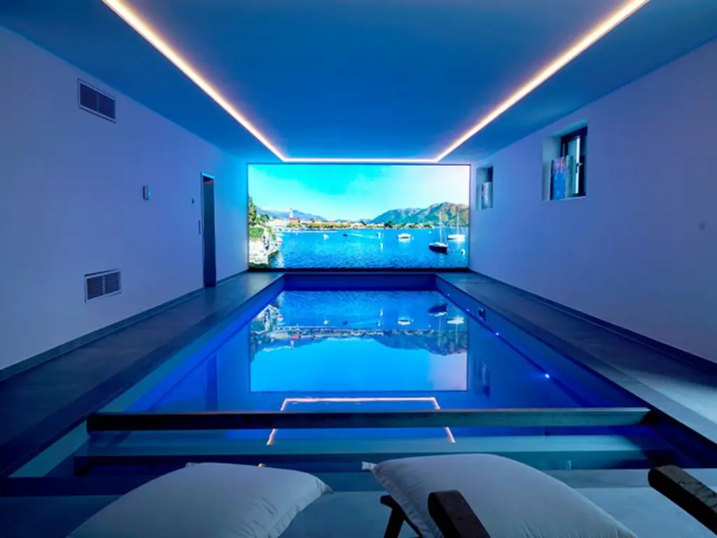 Leuchtende Wandgestaltung am Ende eines Indoor-Pools