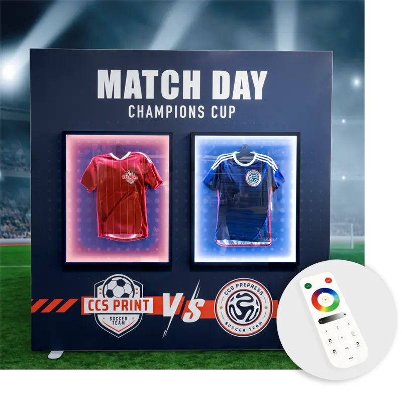 Der Game Frame: Textilspannrahmen mit 2 eingesetzten beleuchteten Vitrinen, in denen Trikots hängen