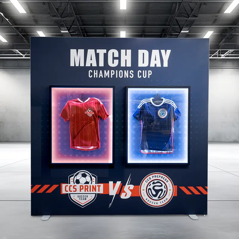 Der Game Frame: Textilspannrahmen mit 2 eingesetzten beleuchteten Vitrinen, in denen Trikots hängen