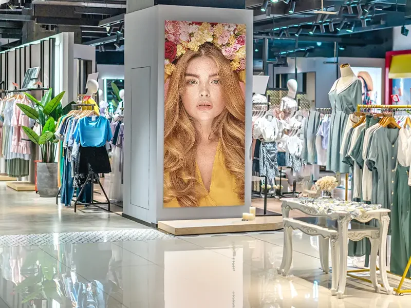 Beleuchteter Textilspannrahmen in einem Bekleidungsgeschäft als Teil des Visual Merchandising