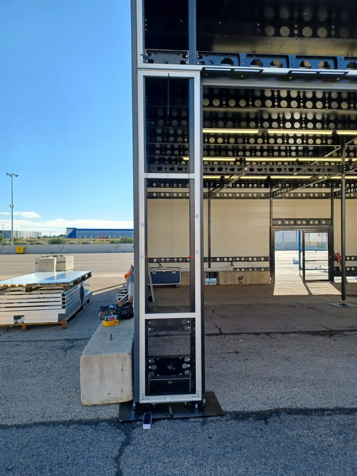 Rennstall Formula E, Valencia 2022. Kederrahmen als Front-Verkleidung