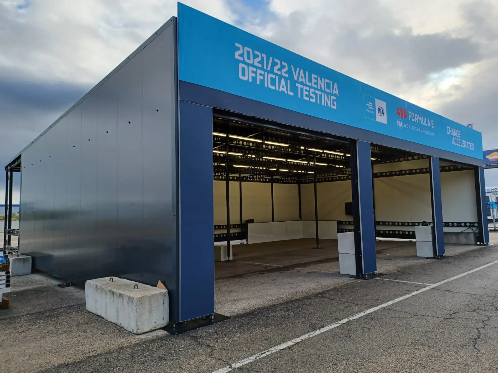 Rennstall Formula E, Valencia 2022. Kederrahmen als Front-Verkleidung