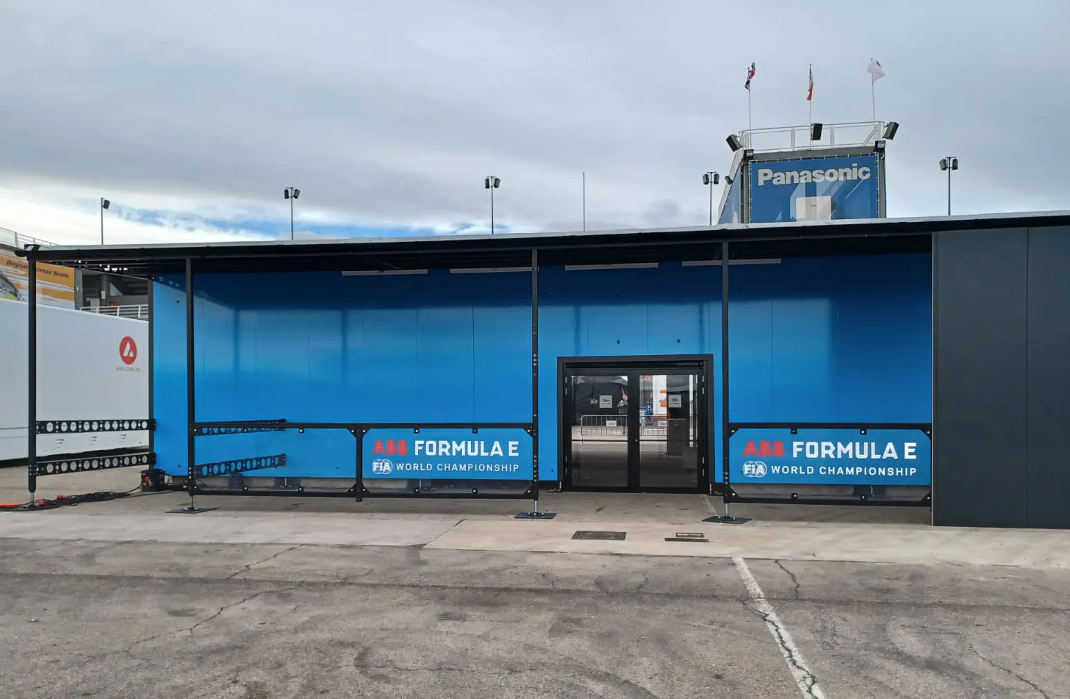 Rennstall Formula E, Valencia 2022. Kederrahmen als Front-Verkleidung