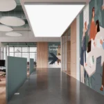 Beleuchtetes Deckensegel in einem Büroflur