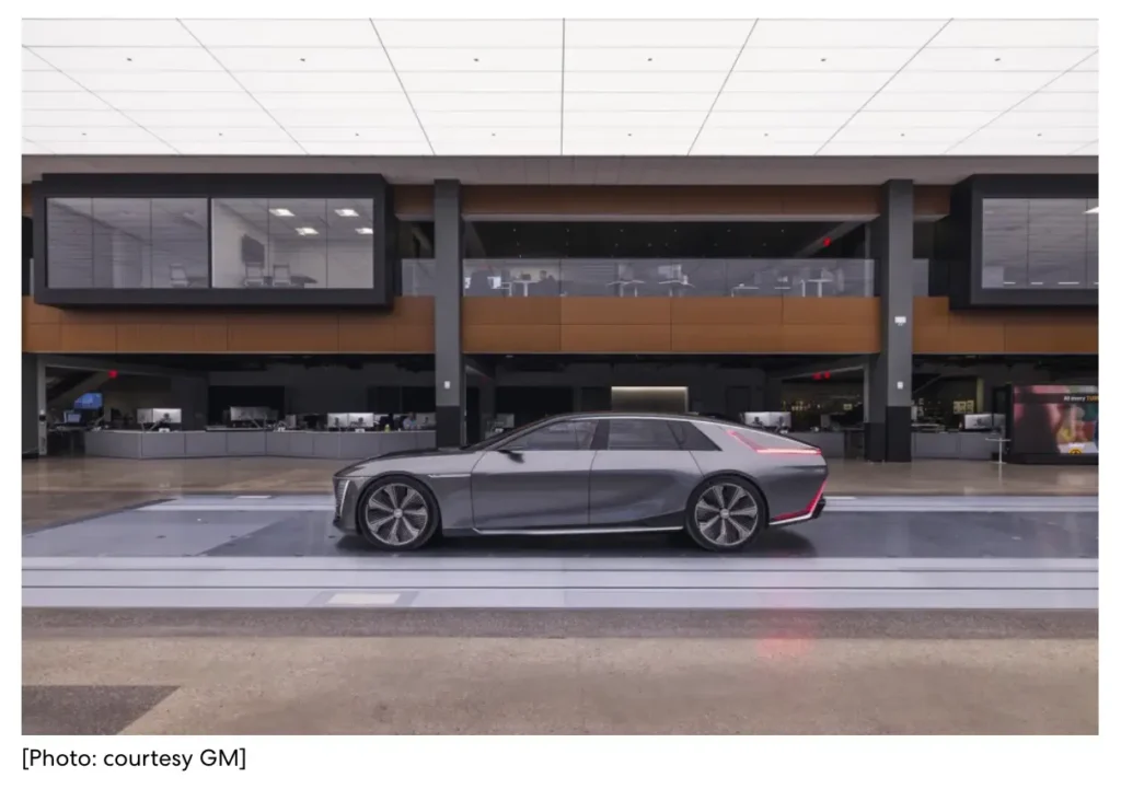 Beleuchtung mit an der Decke platzierten, mit LEDs hinterleuchteten CCS Textilspannrahmen in einem General Motors Autohaus