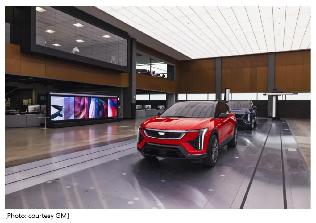 Beleuchtung mit an der Decke platzierten, mit LEDs hinterleuchteten CCS Textilspannrahmen in einem General Motors Autohaus