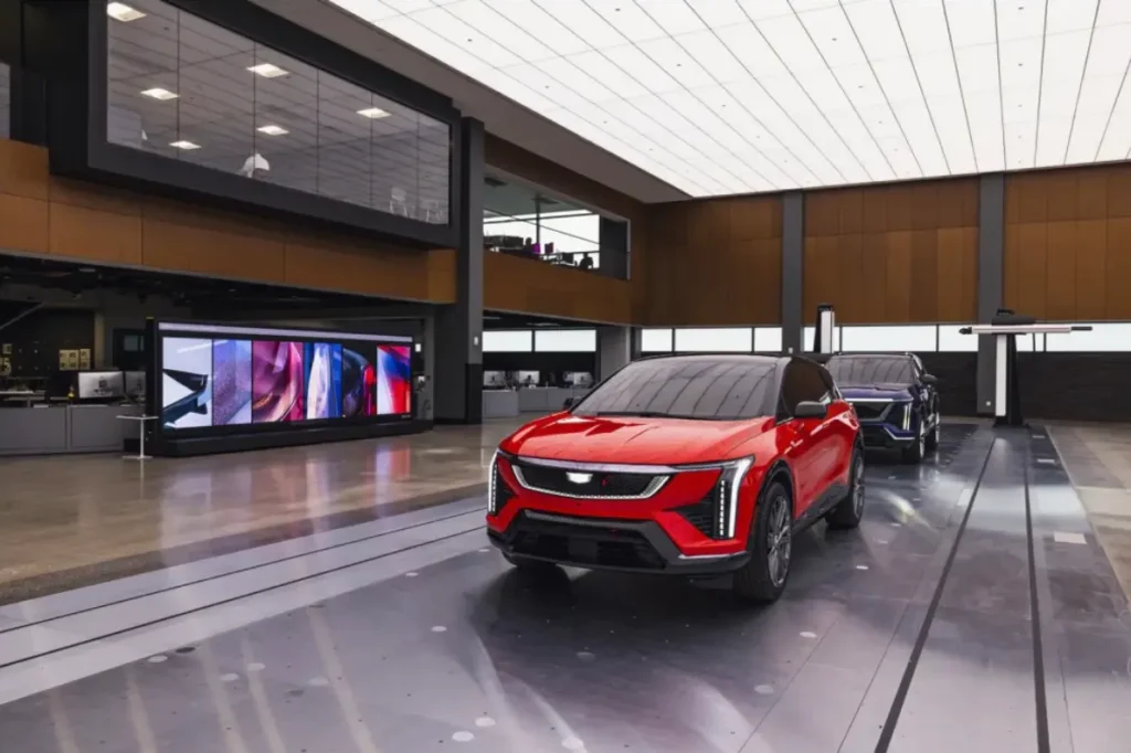 Beleuchtung mit an der Decke platzierten, mit LEDs hinterleuchteten CCS Textilspannrahmen in einem General Motors Autohaus