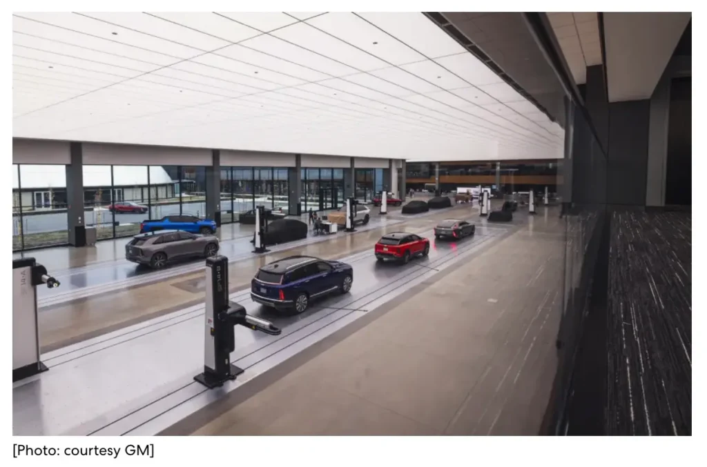 Beleuchtung mit an der Decke platzierten, mit LEDs hinterleuchteten CCS Textilspannrahmen in einem General Motors Autohaus