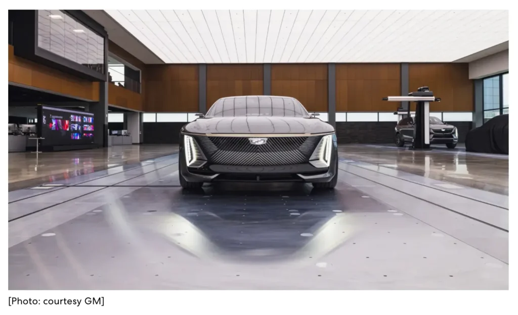 Beleuchtung mit an der Decke platzierten, mit LEDs hinterleuchteten CCS Textilspannrahmen in einem General Motors Autohaus