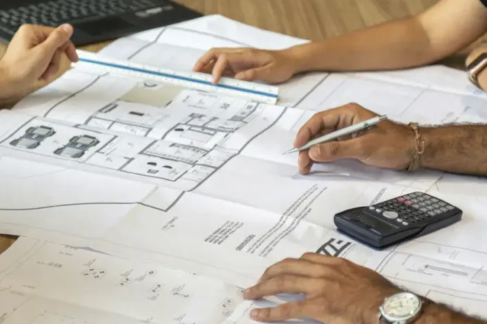 Zeichnungen, Notizen und Werkzeuge zur Erstellung für ein Konzept