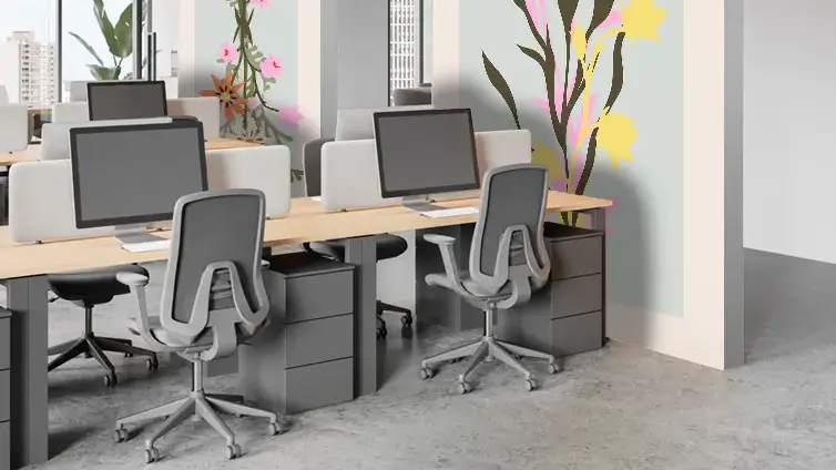 Trennwände mit Textildrucken als Kopfende von Schreibtischen in einem Büro