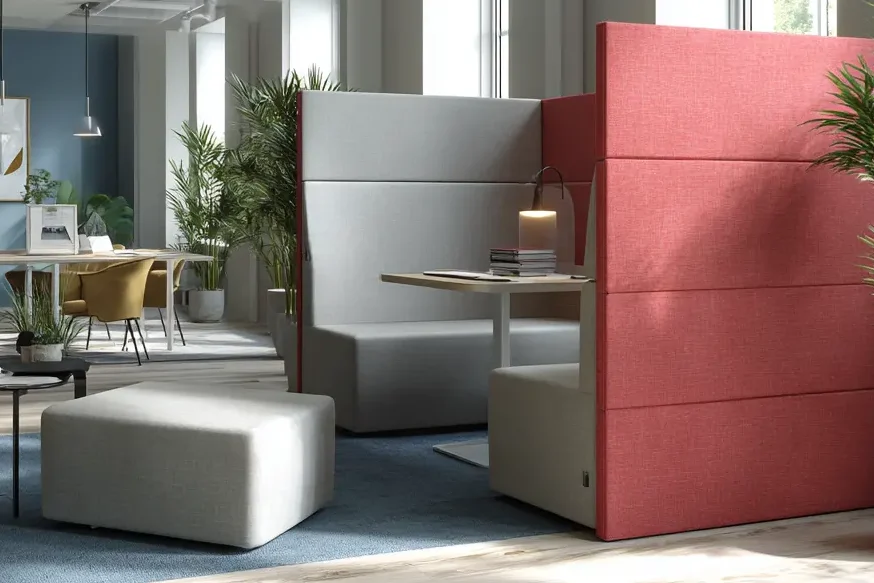 Raumtrenner mit Schallschutz als Rückwand einer Sitzecke