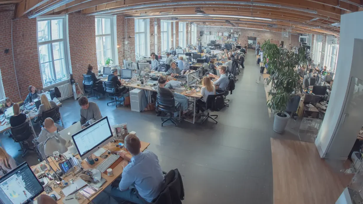 Viele Menschen in einem Großraumbüro, KI-generiert