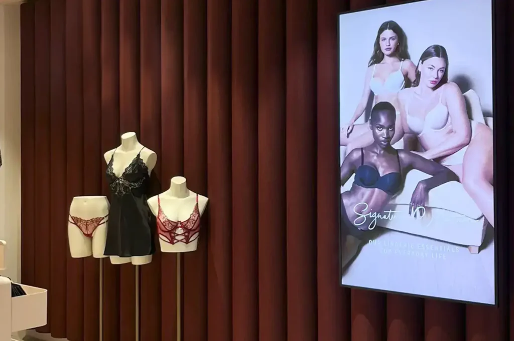 Akustikbaffel an der Rückwand in einer Lingerie-Store-Filiale