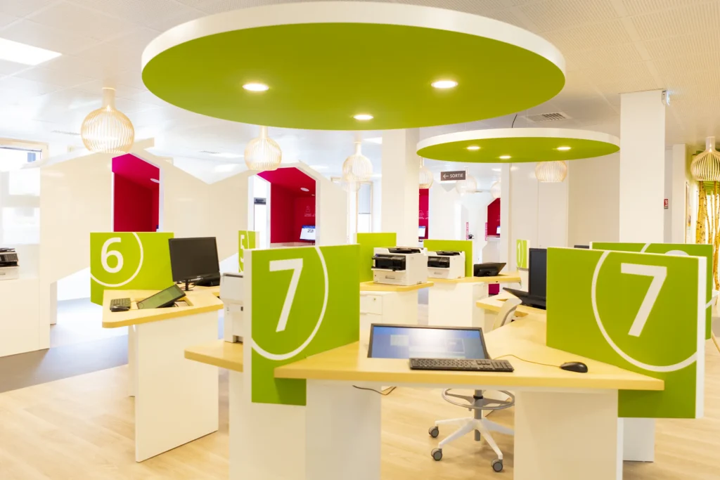 Akustikbaffel und Deckensegel aus CCS Acoustic frames im Kundenbereich einer Behörde in Frankreich