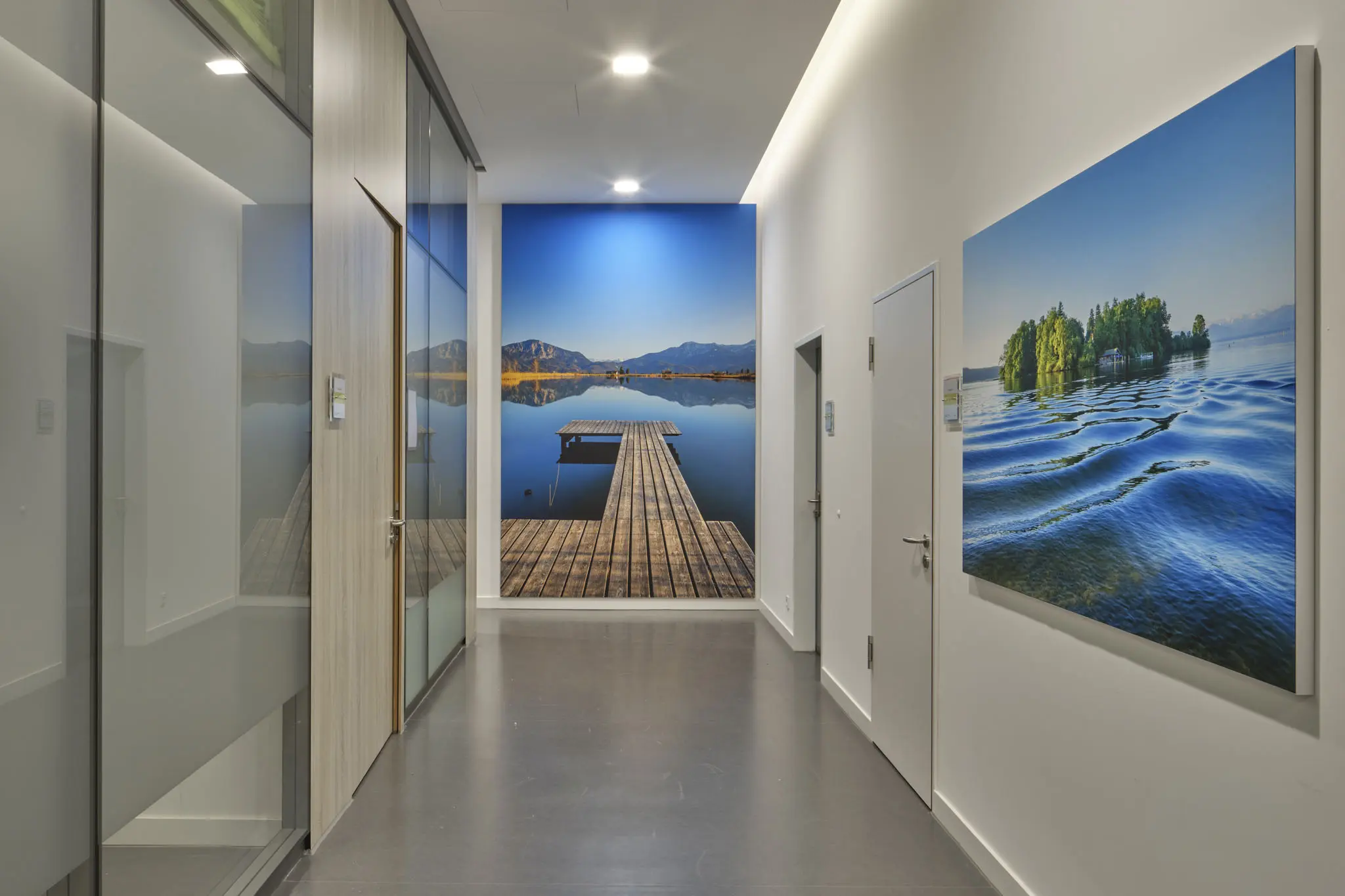 mit LED-Strips versehene Rückwand eines Textilspannrahmens