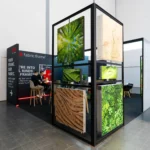 Der CCS Flip frame, eine Konstruktion mit drehbaren Rahmen mit Musterdrucken auf der EuroShop