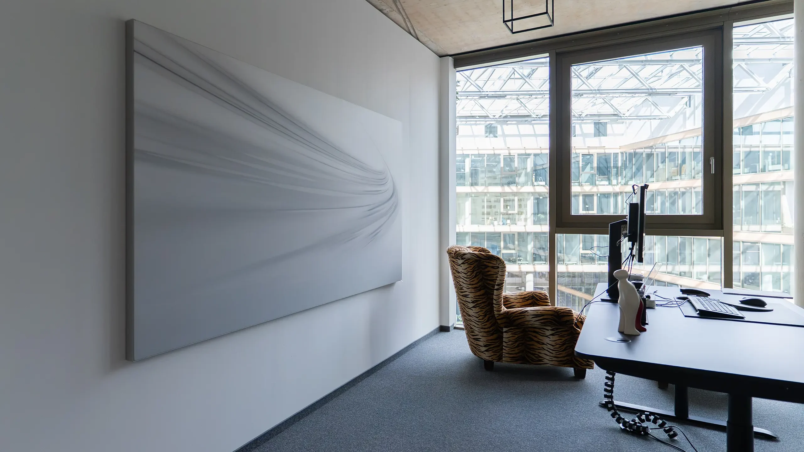 Akustik Wandbild in einem Büro mit Lesesessel