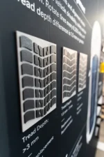 Magnetischer Textilspannrahmen mit angepinnten Exponaten