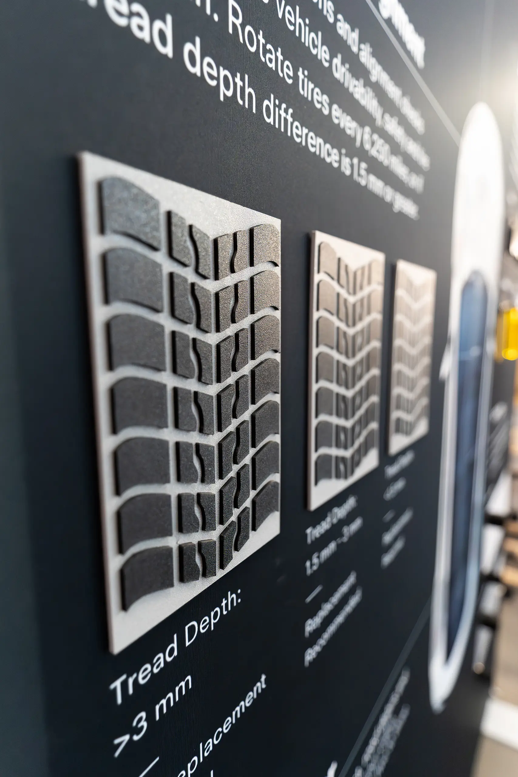 Magnetischer Textilspannrahmen mit angepinnten Exponaten