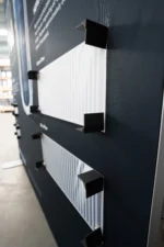 Magnetischer Textilspannrahmen mit angepinnten Exponaten