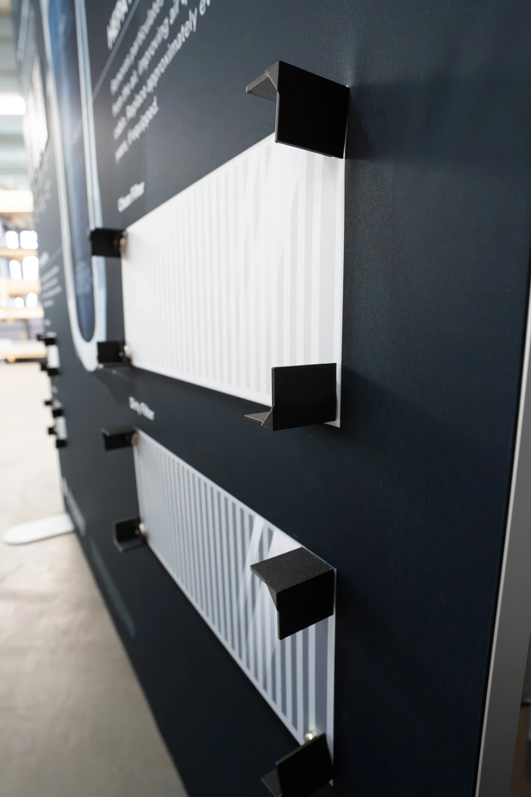 Magnetischer Textilspannrahmen mit angepinnten Exponaten